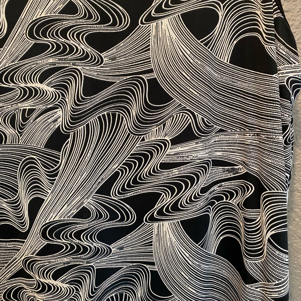 Women’s short sleeve summer top with asymmetrical hem line, black and white - Picture 3 of 3